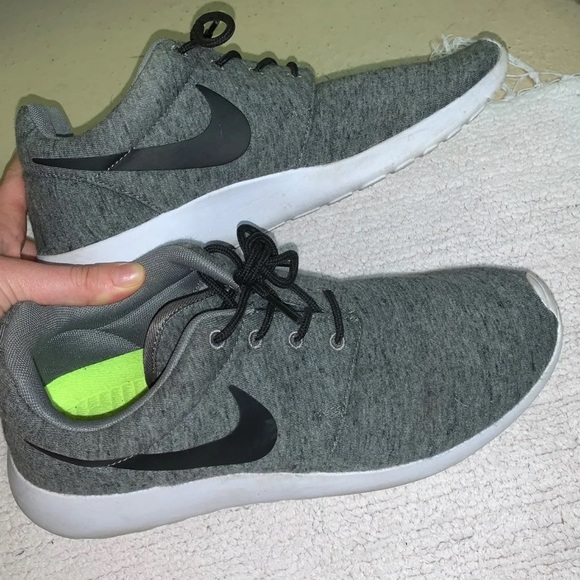 Nike Roshe Sneakers - Picture 1 of 6